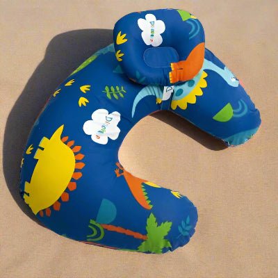 Coussin d'allaitement dino coloré fond bleu foncé