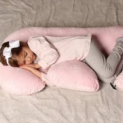Coussin d'allaitement fillette couché sur coussin