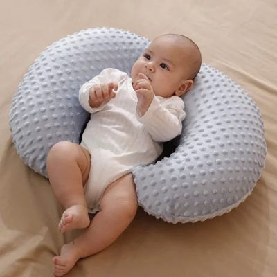Coussin d'allaitement bébé sur le dos