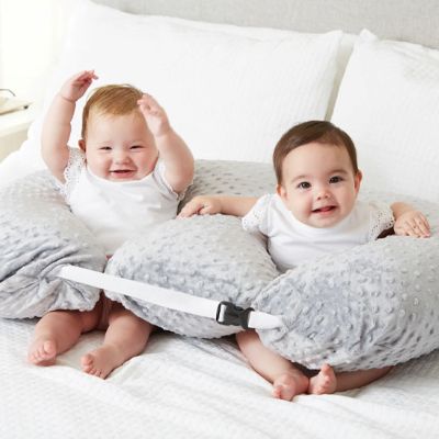 Coussin d'allaitement jumelle assisent et joyeuse