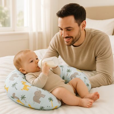 Coussin d'allaitement bébé boit seul papa sourit