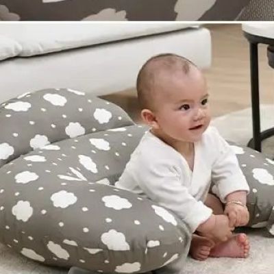 coussin d'allaitement bébé assit dans coussin
