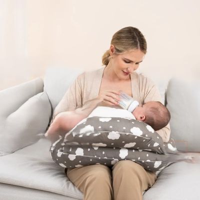 coussin d'allaitement bébé boit biberon avec maman
