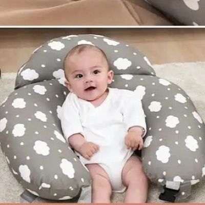 coussin d'allaitement bébé couché sur coussin