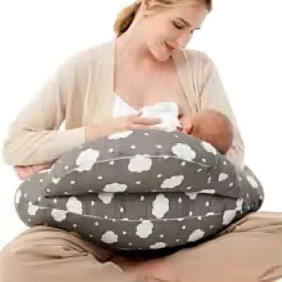 coussin d'allaitement gris avec nuages blanc bébé au sein