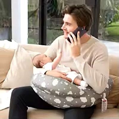 coussin d'allaitement bébé avec papa