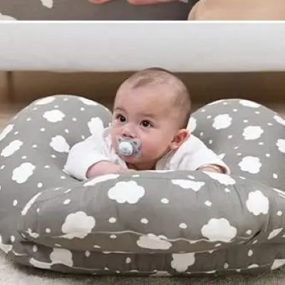 coussin d'allaitement bébé sur le ventre sur coussin
