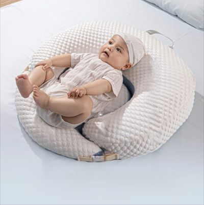 coussin d'allaitement bébé sur dos tient ses genoux