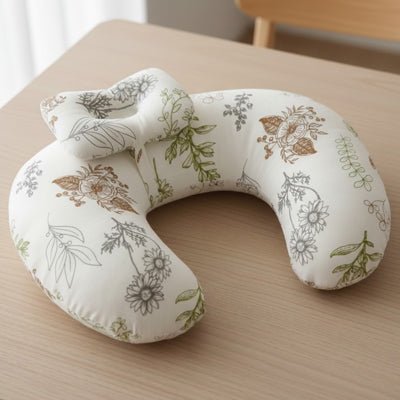 Coussin d'allaitement feuille sur table