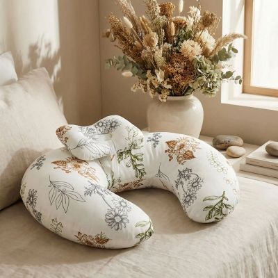 Coussin d'allaitement feuille près fleurs séchées