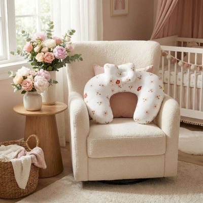 Coussin d'allaitement chambre bébé avec fleurs