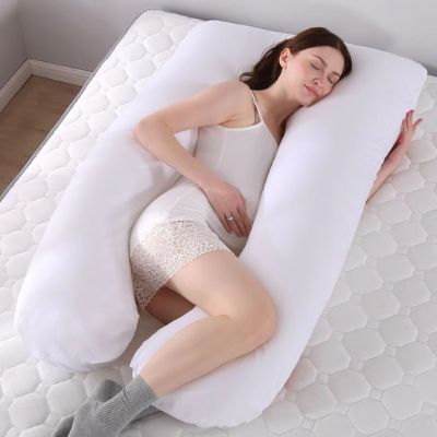 coussin de grossesse blanc maman installée sur lit