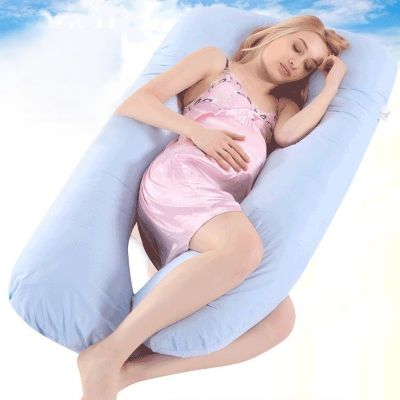 coussin de grossesse bleu maman installée avec fond nuages