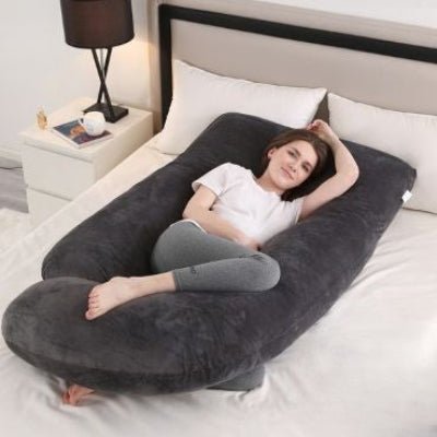 coussin grossesse noir maman repose au lit