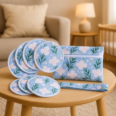 coussinet d allaitement bleu fleur rose sur tabouret