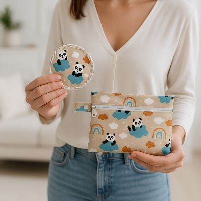 coussinet d'allaitement panda dans main maman