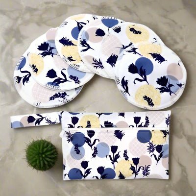 coussinets d'allaitement fond blanc rond bleu fleurs