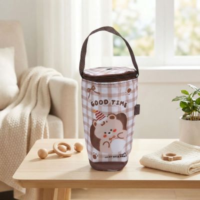 porte biberon ours brun sur table