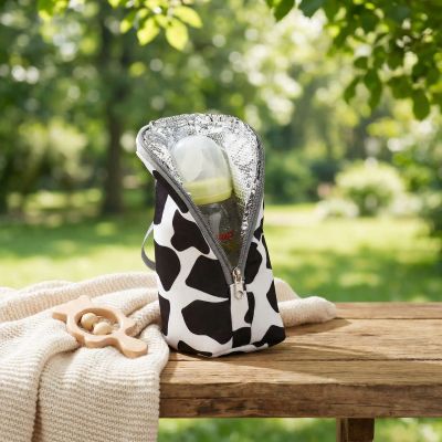 porte biberon noir et blanc sur table extérieur