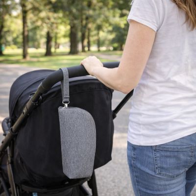 sac isotherme biberon gris accroché poussette