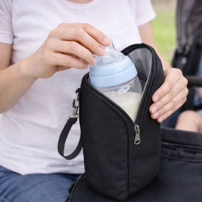 sac isotherme biberon noir maman insère biberon dedans