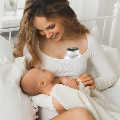 tire lait maman bébé bras