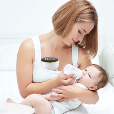 tire lait maman bébé boit biberon