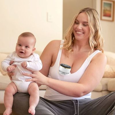 tire lait maman bébé heureux