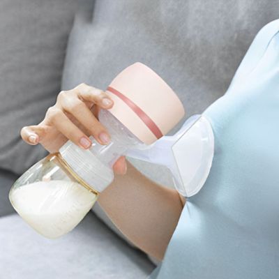 tire lait électrique maman en action