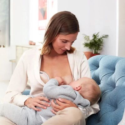 tire lait maman bébé aux seins