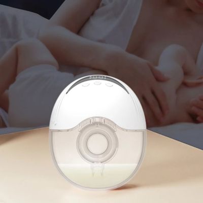 tire lait avec lait maman bébé allongé